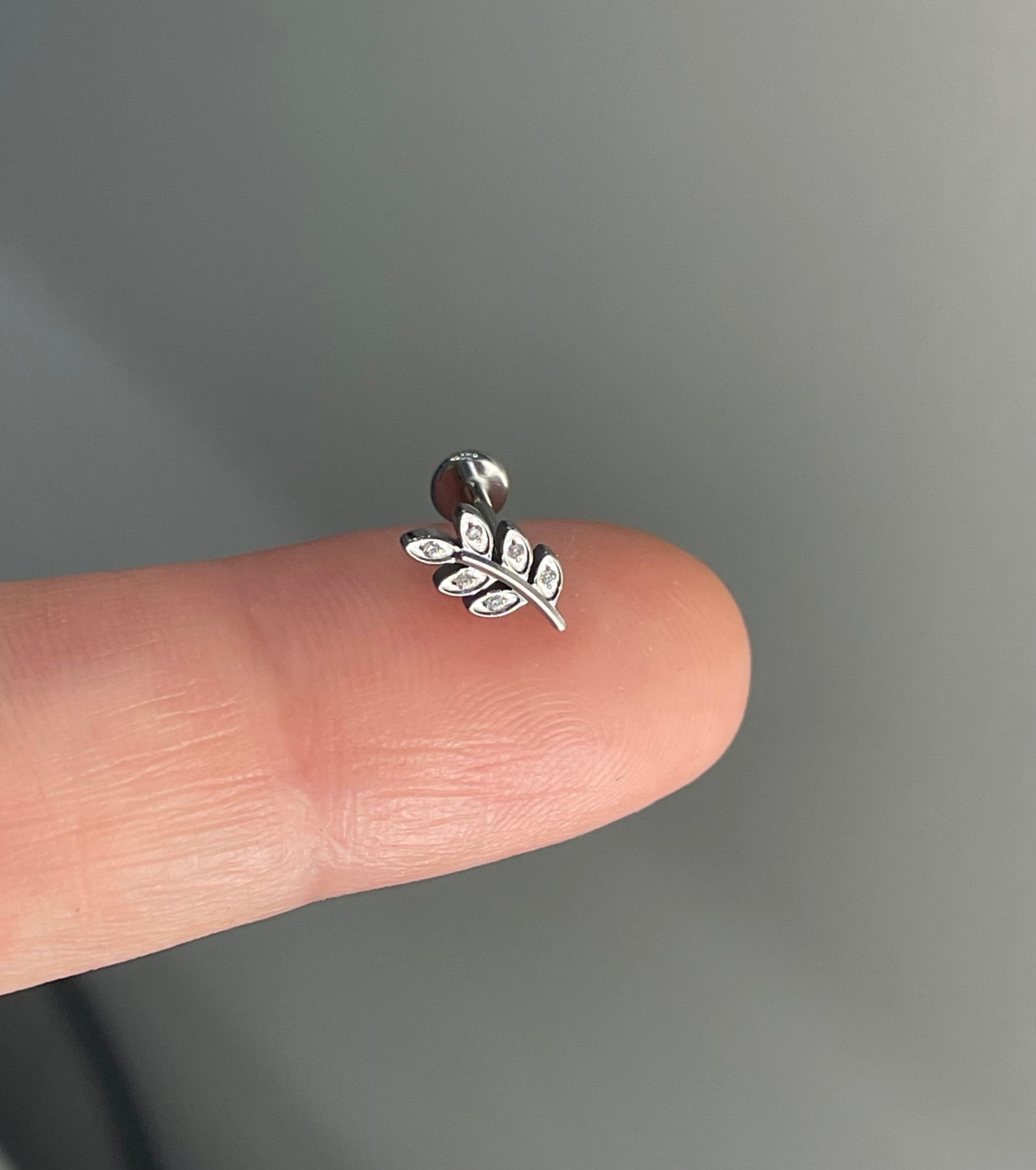 Titanuim labret flat back leaf 8mm