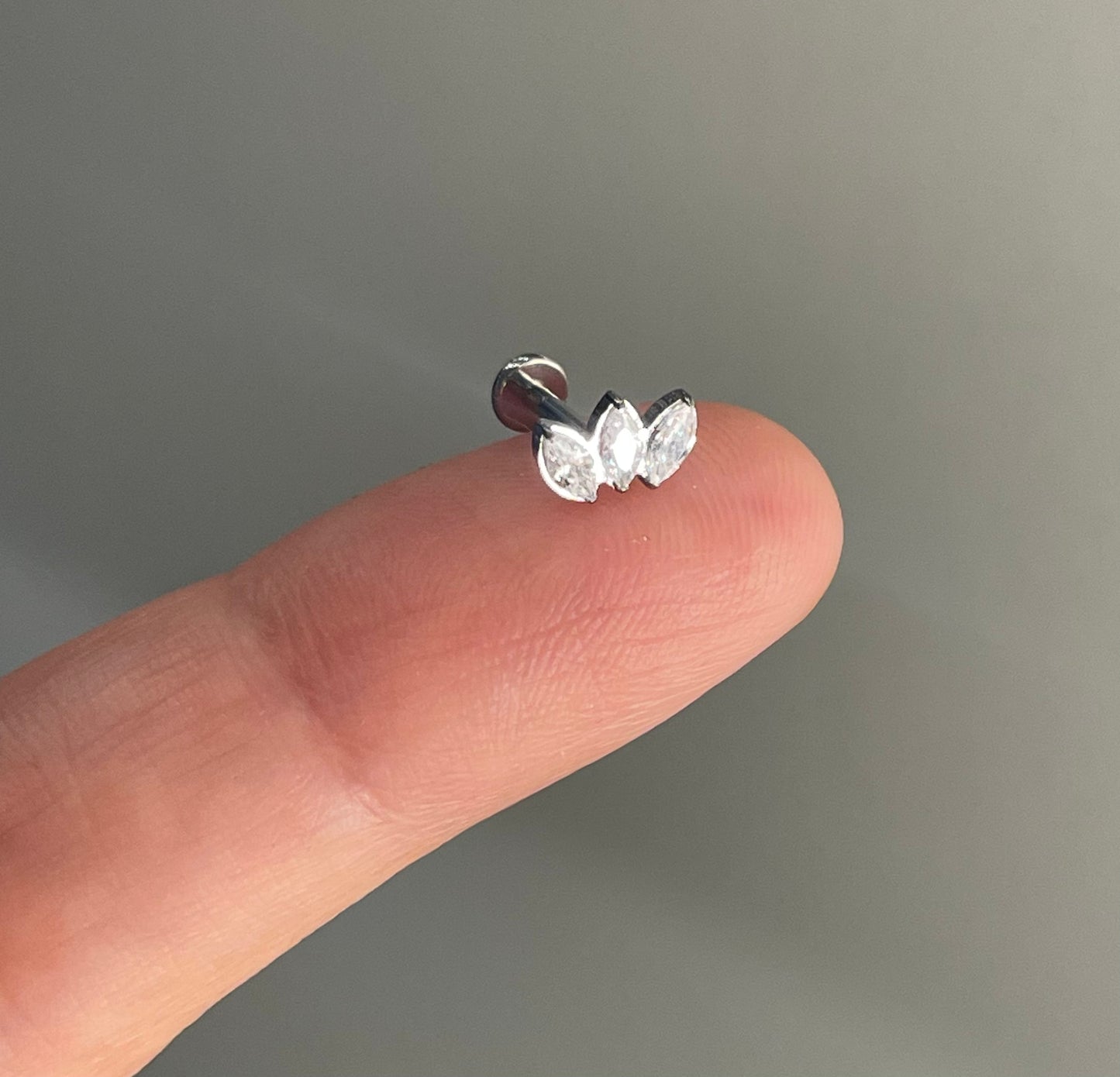 Titanuim labret (8mm,6mm)flat back clover